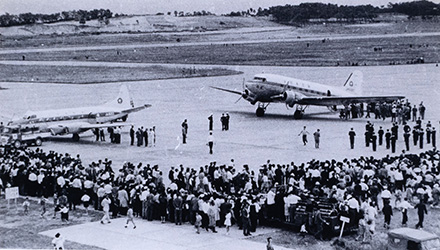 新潟空港に一番機到着（1958年6月）