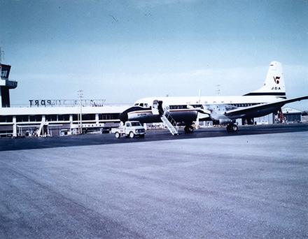 初代ターミナルビルと YS-11 きりしま（日本国内航空）